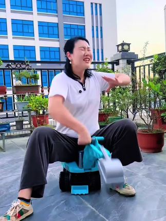 一岁以上宝宝都可以玩的挖掘机,可以挖沙挖土360度转圈圈挖沙挖土挖泥巴一辆车就够了#儿童挖掘机 #挖沙玩具 #可坐人挖掘机 #挖掘机玩具