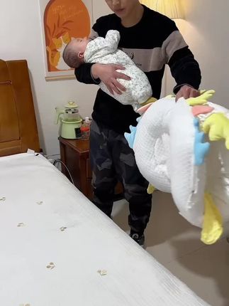 宝宝容易落地醒,惊跳,睡不踏实,习惯了抱睡,搂睡,拍睡的,都可以试试这个婴儿床中床带拍打哄睡功能,能一边安抚一边哄睡宝宝,不仅防惊跳能让宝宝睡安稳关键解放双手轻松带娃#抱睡落地醒的解决方法 #哄娃神器 #宝妈带娃解放双手#婴儿床中床