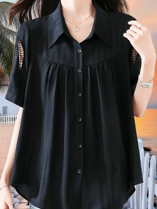 家人们!挖到宝了这件黑色翻领短袖也太懂夏天了吧,2025新款刚上就被问爆 翻领设计自带利落感,低头玩手机都不会走光 安全感拉满~, ,最绝的是侧面镂空小心机 走路时若隐若现超有料,宽松版型对身材包容性敲好 小肚腩拜拜肉全藏住,搭牛仔裤是韩系小姐姐 配半身裙秒变温柔姐姐, ,面料是那种透气的棉感 30度穿也不会闷汗,黑色显瘦就不用我多说了吧 黄皮姐妹闭眼冲,细节处的走线都很工整 拿到手就知道值这个价, ,现在穿刚好 配个帆布鞋就能出门炸街,衣柜里缺件百搭上衣的 这件真的可以试试~#遮肉显瘦穿搭 #优雅气质 #百搭上衣 #洋气减龄 #夏季穿搭