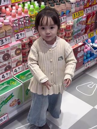 乱糟糟的生活里 孩子真的就是那温暖的一束光你以为她什么都不懂 而她能在你受伤时帮你吹吹在你流泪时帮你擦擦把她爱吃的放你嘴里 一遍一遍的喊着“妈妈妈妈” #我的女儿#宝宝穿搭#骗你生女儿 #记录成长过程