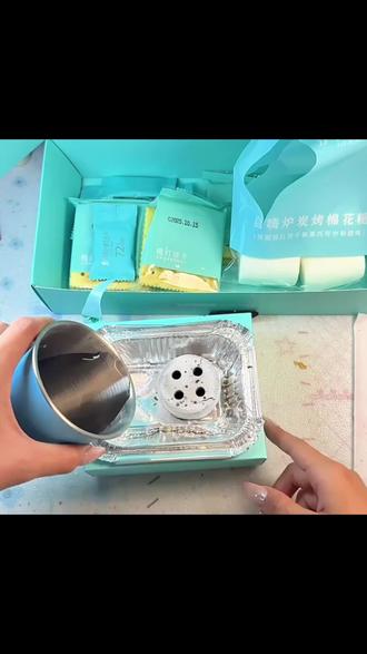 沉浸式烤棉花糖体验 | 解锁冬日治愈甜品新方式 谁能拒绝烤得外脆里软的棉花糖呢!
自己动手烤棉花糖真的好治愈~看着棉花糖从白白胖胖变得金黄焦脆,整个过程超解压!
烤好的棉花糖夹在苏打饼干和巧克力中间,一口咬下去,饼干的酥脆、棉花糖的绵密、巧克力的丝滑融合在一起,口感层次绝了!
宅家或者和朋友小聚的时候来一份,仪式感拉满,幸福感
爆棚~
#甜品控 #棉花糖 #治愈系美食 #宅家美食 #炭烤棉花糖