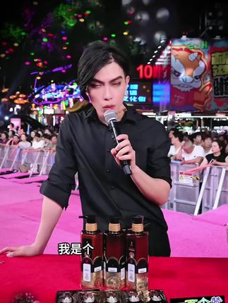 好好的一个人为什么要化妆,为了梦想,为了事业,为了改变全家人的命运。梅姐不得不改变。#一枝梅爱唱歌#仙花秀洗发水