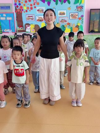 #重温经典红歌#幼儿园的美好时光 #师生课间互动#开心面对每一天 @抖音小助手
