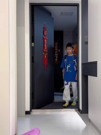 爸爸带娃每天坚持站立5分钟!好处真是太多了! 一个动作,拉伸后背!养成好习惯告别含胸驼背,缓解酸痛,提升气质。挺拔,就这么简单!#拉伸#改善体态#居家锻炼#拉筋板