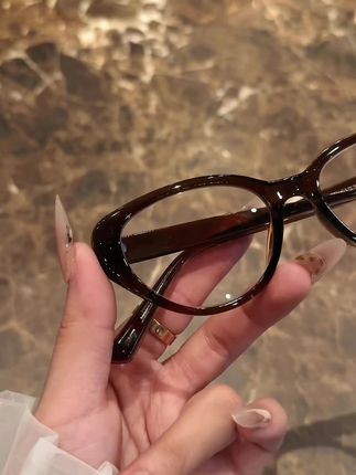 谁懂啊姐妺们又被猫眼镜框拿捏住了~天哪!茶棕色 猫眼镜框太有氛围感了美拉德色系营造的松弛慵懒 感,太爱了~这种猫眼框型,两侧有加宽设计,敲修饰脸型!高颧骨,肉肉脸,方圆脸姐妹通通拿捏佳 #辣妹#眼镜控#出门必备#高颜值眼镜#眼镜框推荐