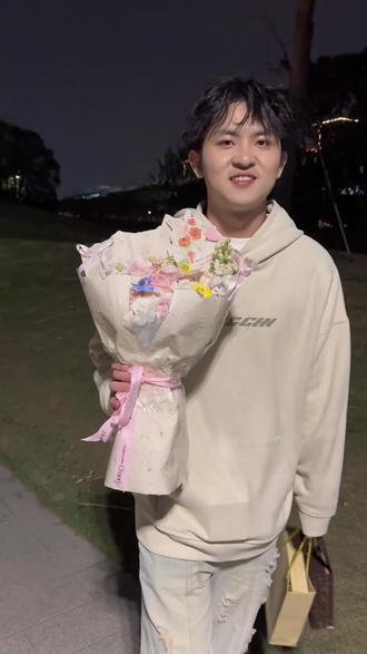 恋爱要从一束花和正式的告白开始 #恋爱 #表白 #恋爱要从一束花和正式告白开始