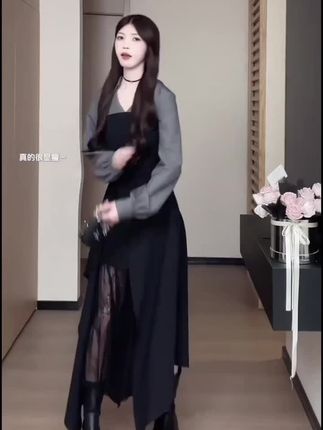 这条连衣裙真的太美了,姐妹们穿上它整个人都变得优雅起来了。它是长袖长裙的设计,非常适合现在这个季节穿,而且还是开叉的,可以露出我们的小香风,真的是爱了爱了#潮流时尚穿搭 #穿搭时尚 #美女换装 #谁用谁好看