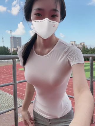 今天刚交6100学费 你们上学时候学费是多少啊? #学费已交 #女大学生 #操场 #校园 #牛仔裤