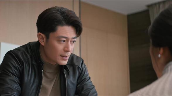 男人至死是少年!没想到俞老师也是这种人! 看不出来,俞老师外表高冷禁欲,内心却还是一个狂野少年!#他为什么依然单身 #霍建华 #朱珠 #哈雷