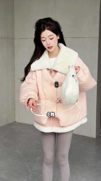 这件羽绒服才是冬日的正确打开方式,轻盈保暖,温柔配色超显气质,谁穿谁是小仙女。#鸭鸭53周年庆 #中国第一件羽绒服制造者 #羽绒服 #鸭鸭羽绒服