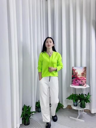 姐妹们,这个拉链开衫卫衣外套真的好减龄,好青春啊,穿起来又舒服又自在。#今日穿搭 #休闲穿搭 #简约穿搭 #休闲减龄穿搭 #上热门