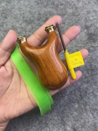 #手作木艺 #手工雕刻工艺品 #抖音手艺人 #木质弹弓 #弹弓爱好者 绑皮筋视频
