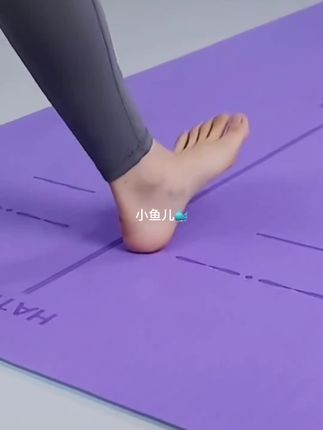 如果你经常在家运动,那一定要备上一个这样的家用瑜伽垫,它是专为室内运动设计的,采用防滑设计,就算光脚踩上去也不会打滑,而且它的回弹力很好,不管是做拉伸还是跑跳都不会变形。有了它,在家就能放心大胆地运动了,赶紧入手吧!点击下方链接就能购买了!#瑜伽练习 #瑜伽垫 #健身 #瑜伽运动 #防滑