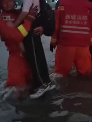 9月16日18时至22时,漯河共出动指战员90人次,消防车16辆次,帮助转移被困群众及车辆