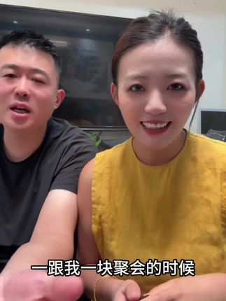 姊妹们这款柏瑞美定妆喷雾,采用了独特的微压泵头设计,覆盖面积很广,几秒钟就能完成全脸定妆,特别方便!