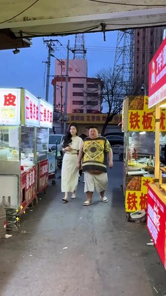 良子家乡美食大盘点 大饼卷驴肉,这个好像河北很多地方都有,杂拌火烧,隔壁雄安新区说是他们的,焦圈烧饼,隔壁河间说是他们的,骚葫芦面,作为任丘南部人,之前从没听过,刷抖音一看,这不就是冷汤吗?沧州很多地方都有,老豆腐,放麻酱的豆腐脑,不只周边县市都这么吃,连天津也这么吃,凉皮,好吃的大部分在华北石油,任丘,一个东拼西凑地美食荒漠。#大胃袋 #大胃袋良子 #任丘 #任丘美食