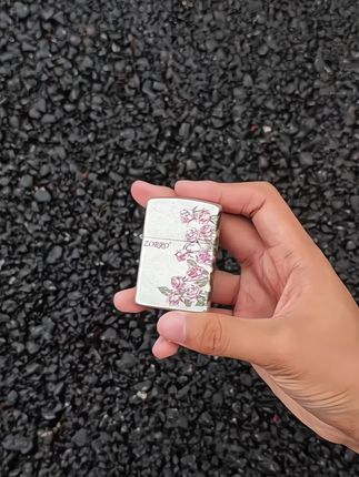 这个热恋玫瑰🌹差点让我emo打火机金属质感挺强的 ,机身有做旧处理,感觉像那种玫瑰受到了摧残一样#我的铂智生活 #打火机个性定制 #打火机 #玩具 #手作木艺