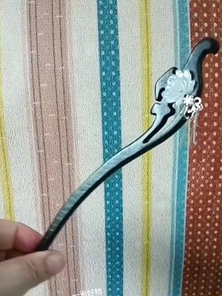 新中式淡雅莲花流苏黑木发簪国风发钗后脑勺盘发簪子马面裙头饰#古风发簪 #发簪盘发 #古风饰品 #汉服配饰发簪 #创作灵感 @抖音创作小助手 @抖音小助手 @DOU+小助手 @抖音电商