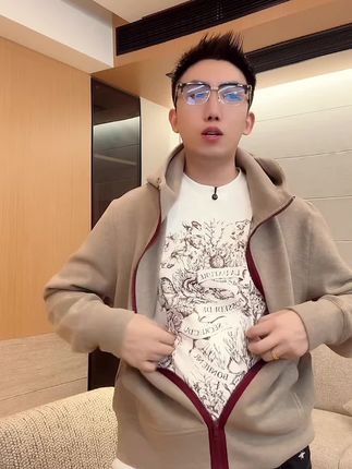 【琥珀老钱风】美利奴羊毛混纺弹力撞色拉链连帽小标夹克外套秋季,时尚百搭上档次。#夹克外套 #男生穿搭