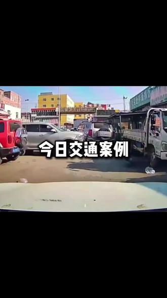 今日交通案例 《“路怒症”治愈日记》
以前被加塞,火冒三丈,内心台词能写一部黑帮电影。现在?我微微一笑,轻点刹车:“您先请,赶着去投胎…啊不是,赶时间是吧?” 然后打开音乐,享受他急吼吼变道后,在下个红灯又并肩相遇的奇妙缘分。气大伤身,安全到家才是赢。#遵守交规安全出行 #转弯让直行 #防御性驾驶意识 #违章 #交通安全