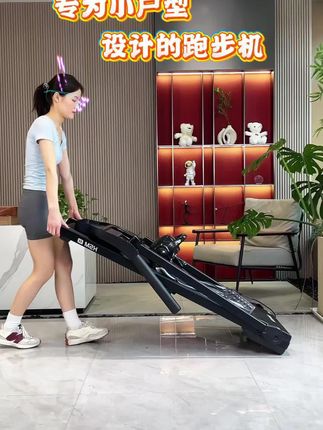 如果你想买一台不会闲置的跑步机,那么这款海斯曼家用跑步机一定不要错过。五十八厘米的宽敞跑步空间,让你在家也能轻松畅跑。柔性减震系统保护你的膝踝关节。钻石纹防滑跑带,提供舒适的运动脚感。自带按摩设计,运动后按摩放松,这台跑步机能满足你从入门到进阶的需求。#跑步机 #跑步机还能这么玩 #跑步机推荐 #跑步机上唱歌 #跑步机女孩