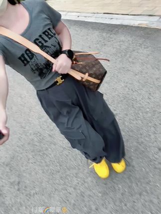 中年还能天真的女人,不是傻,而是大道至简,以欢喜之心,波烟火日常,念别人的好,修自己的心……#套装两件套 #秋季穿搭
