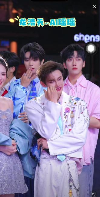 谁被红豆姐的《不想说再见》狠狠破防了?!🙋♀️
这是给龙浩天最好的生日惊喜,瑶瑶在舞台上闪闪发光的样子太美了!
幸福的礼物,温馨的画面,这一刻就是永远的重逢!
祝龙浩天生日快乐!
顶峰相见,未来可期!🔥
@龙浩天🐲 (4.10中午12点生日庆) @AI瑶瑶☀️