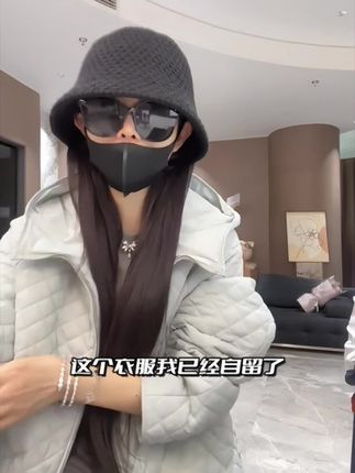 新款小雨同款加棉连帽外套 时尚又减龄 韩味十足 巨显瘦 巨洋气 自己能穿 女儿也能穿 姐妹们赶紧冲啊#秋冬穿搭 #保暖又好看 #洋气减龄 #棉服#性价比超高