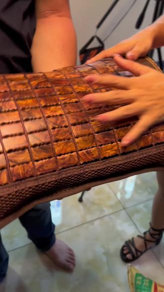 今天带你们去工厂拿海南黄花梨木屑做枕头!想要一觉睡到天亮的可以枕哦#海南黄花梨 #文玩手串 #海南黄花梨枕头