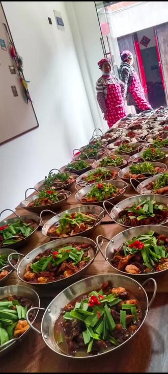 西河古镇办百家宴,我参加帮忙上菜,今天大人小孩好多,我们上菜都没法走,明天星期天我估计人更多😁😁🌹🌹