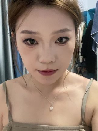 卸半张脸对比🆚 卸了妆的半边脸,肤色不均、痘印、毛孔这些问题一下子就暴露出来了。#原相机无美颜