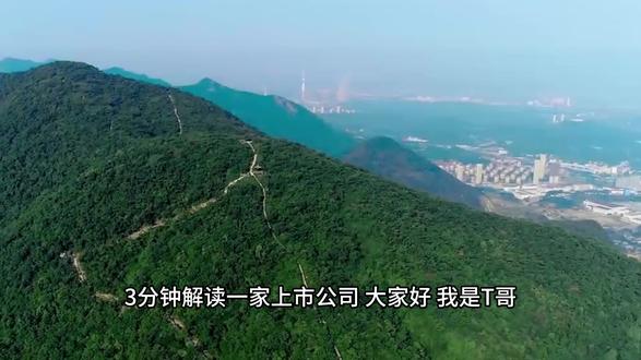 铜陵有色:全产业链龙头打开成长空间 1月29日,有色金属板块继续强势爆发,铜陵有色作为行业龙头表现尤为抢眼。当天,公司股价午后强势封板涨停,收盘价达到9.19元,单日涨幅高达10.06%,创下历史新高,总成交额达141.4亿元。
全球铜矿供应偏紧的格局持续延续,铜价突破10万元/吨大关后行业景气度显著提升。
当日沪铜主连继续上涨6.71%,收盘价达到109,110元/吨,现货铜单日大涨6,860元/吨。同时,LME铜价延续涨势,首次突破14,000美元大关。
作为国内阴极铜龙头企业,铜陵有色的盈利水平直接受益于产品价格上涨,盈利预期被市场普遍看好,成为股价拉升的核心逻辑。
公司前身是1952年投产的新中国首个铜采选冶联合企业,被誉为“中国古铜都”。1996年在深交所上市,成为中国铜工业板块的第一股。经过数十年的发展,公司已经成长为集铜采选、冶炼、加工、贸易为一体的大型全产业链铜生产企业。
铜陵有色的规模令人瞩目:阴极铜年产能超过170万吨,约占国内总产量的13.52%,是国内最大的阴极铜生产企业之一。公司还具备年产8万吨高精度电子铜箔的能力,产品广泛应用于新能源锂电、数据中心等高端领域。
公司近年来不断强化上游资源布局。米拉多铜矿二期产能爬坡将有效提升原料自给率。
数据显示,公司2022年铜精矿含铜产量仅5.16万吨,铜资源自给率仅3.17%;而2023年米拉多铜矿注入后,铜精矿含铜产量达17.51万吨,自给率提升到9.97%。
米拉多铜矿二期投产后,预计一期加二期将形成约20万吨/年的铜精矿含铜量,公司资源自给率有望进一步提升。
公司不仅专注于传统铜业务,还积极向高端加工领域拓展。
子公司铜冠铜箔专注于“国产替代”,攻克了5G铜箔材料及制造技术的“卡脖子”难题,成为国内5G高频高速PCB铜箔重要的国产供应商。
目前,公司已掌握3.5μm锂电池铜箔生产技术,铜箔产品进入比亚迪、宁德时代、国轩高科等知名企业供应链。
在AI数据中心、新能源等行业快速发展的背景下,高端电子铜箔产品有望迎来更大应用市场。
公司的黄金等副产品业务正成为重要的利润增长点。2024年,黄金等副产品营收192.73亿元,占营业收入比重13.24%,收入同比增长31.17%。
近期,地缘政治紧张推升贵金属价格,现货黄金突破5,500美元/盎司再创纪录。
#铜陵有色 #米拉多铜矿 #铜冠铜箔 #阴极铜 #铜矿