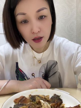 这个是洪湖的香辣卤鲫鱼顺丰寄的。味道非常好吃。蒸一下就可以了。不用加什么调料的。非常方便,味道又好。