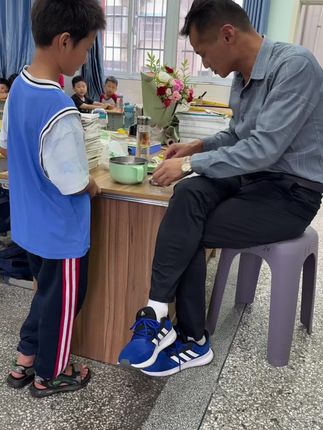 老师是这个世界上唯一与学生没有血缘关系,却愿意因学生的进步而高兴,因学生的退步而着急。对孩子们满怀期待、和父母一样,真心希望孩子健康成长和快乐学习。#记录校园生活 #师生日常#因为热爱所以坚持