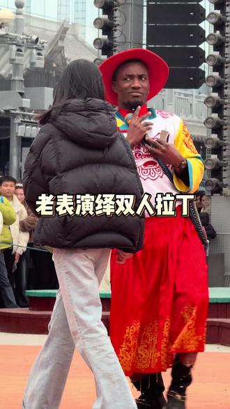 游客跳拉丁舞飞飞配合即兴发挥 #万岁山勇敢的人在控场 #拍摄现场 #飞飞中文才艺盲盒秀 #热点 #拉丁舞