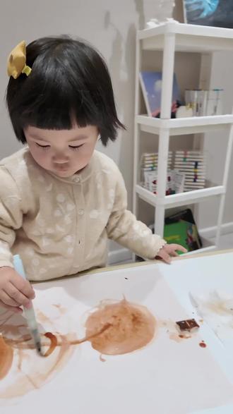 0基础!2岁宝宝用水彩晕染超逼真猕猴桃🥝~#幼儿创意美术 #艺术启蒙 #猕猴桃 #画画的小朋友 #亲子手工