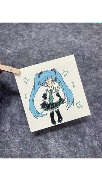 今日手绘小卡出炉!是元气满满的初音未来Q版,抓着画笔一点点描出她的蓝发和小裙子,看着角色在纸上活过来的感觉,也太治愈了吧~#绘画教程 #绘画手绘 #动漫绘画 #手工手绘 #手绘插画