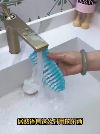 可以随意弯曲的清洁刷,能很好的贴合各种不规则的曲面,家里边边角角的缝隙都能刷得很干净,特别好用#好物推荐🔥 #好东西一起分享 #超实用