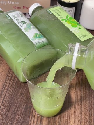 植同学 油柑荷叶汁苦瓜桑叶油柑汁0脂低卡瓶装饮料复合果蔬汁饮 比西梅火龙果更带劲的一定要油柑,还是油柑和羽衣甘蓝的双重组合,酸甜清爽略带回甘,平时大餐的搭子就是它了!#油柑荷叶汁  #羽衣甘蓝 #仙女都在喝什么 #油柑汁#饮品