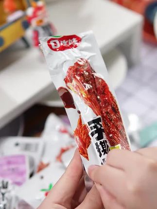 家人们口水娃的手撕烤脖和鸡爪破价了,之前已经很划算了。今天咱们又给大家多加三根,到手满满的一大包,整整十五根,里面每一根都是这样子长根的,而且都是独立包装的,大家出去玩携带都非常的方便,现在还有货的话,大家抓紧快去薅吧!#好吃到停不下来