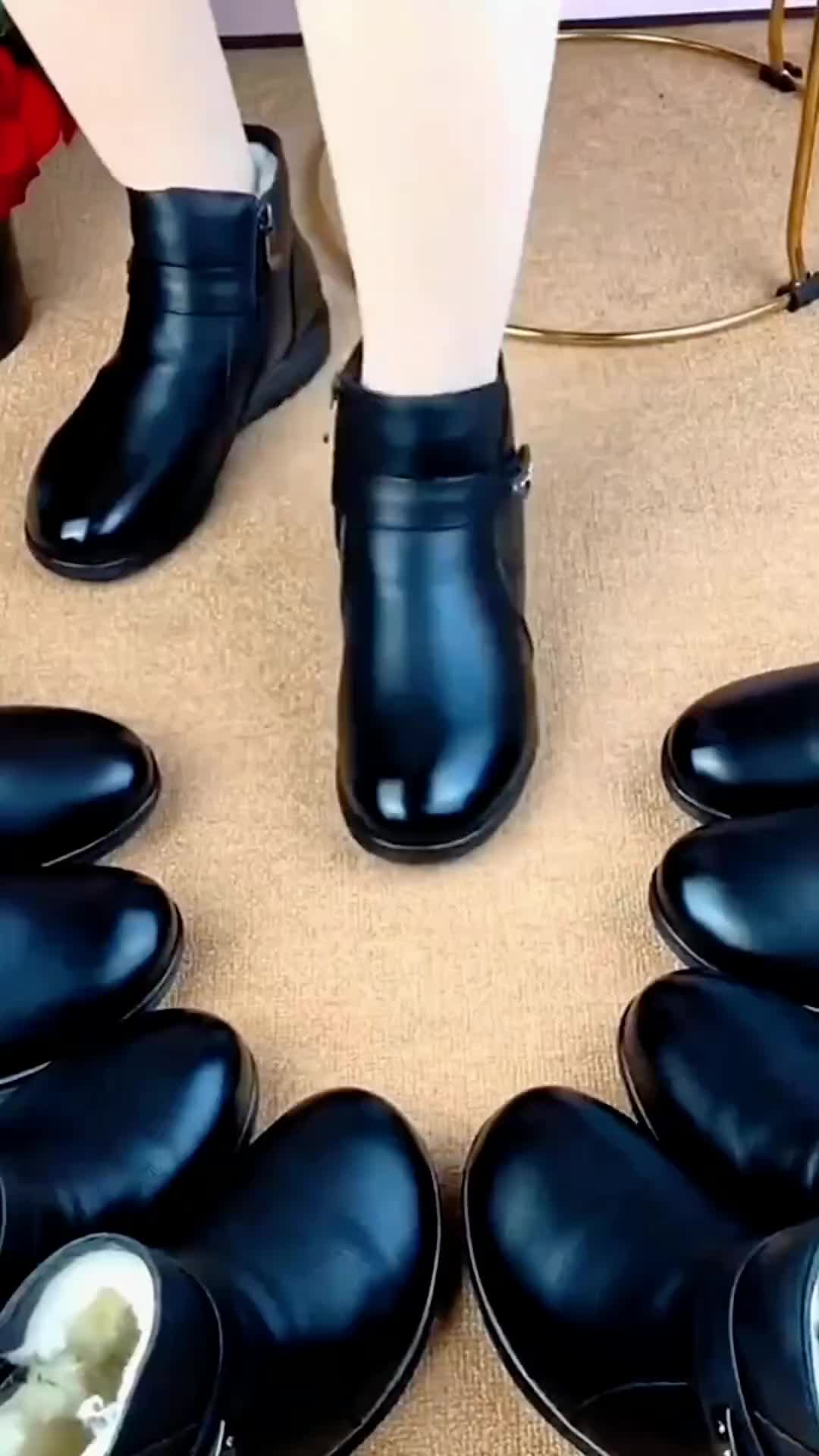 平底防滑加绒雪地靴,有运费险喜欢的姐妹放心拍#精致女人必备 #好穿不累脚 #显高显瘦显腿长 #高端大气 #用心做好鞋