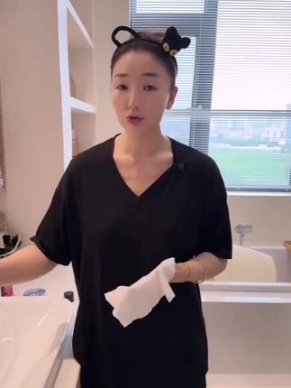 LADYOU清透冰肌隔离身体防护喷雾清新轻盈持久身体素颜喷雾#身体乳#身体乳喷雾#隔离喷雾#提亮肤色#肤色提亮