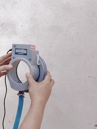 空调安装打孔,这样一年能省下不少防尘袋吧! #空调打孔 #打孔防尘罩 #空调防尘罩 #打孔防尘罩 #好物推荐