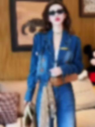 “清水出芙蓉,天然去雕饰。”一身牛仔,简约中尽显大气之美。✨ #每日分享 #美搭尽显女神范