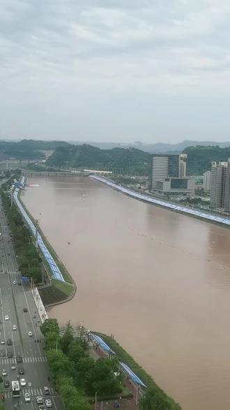 几天的大雨把我们巴中的河水变成了黄河水了。在河边看不到,直接跑回小姨家里阳台来看,太高太远了看到的皮划艇像蚂蚁这么小