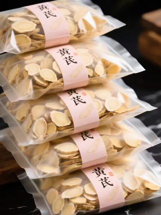 兄弟们,甘肃岷县地道老黄芪片,闭眼囤! 源自甘肃岷县的老黄芪片,懂行的都知道这地界的好。主根原切不掺假,每一片都带着扎实的纹理,看得见的自然本真。 不搞花哨加工,就靠日光慢慢晒透,晒出醇厚底色。不管是泡壶热茶解腻,还是泡坛好酒增味,煲汤时丢几片提香,都是实在用法。 兄弟间分享的就是这份地道和安心,囤点在家,日常用着方便,快码住!#黄芪#黄芪泡水#超便宜超划算 #好东西一起分享#强烈推荐