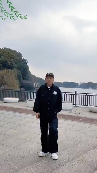 #曳步舞——2026风生水起#健康运动#简单好看又好学 @曳舞开心果
2026,让努力配得上运气,从此风生水起🍒🍎