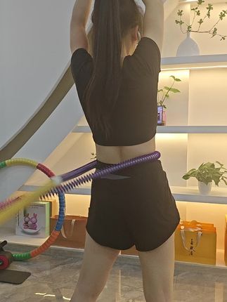 水桶腰,大肚腩,松垮大象腿,粗胳膊,全身肉多长期下不去的姐妹,跟着我一起打卡练呼啦圈吧!#呼啦圈#软弹簧呼啦圈#呼啦圈摇起来#摇出小蛮腰#好物推荐