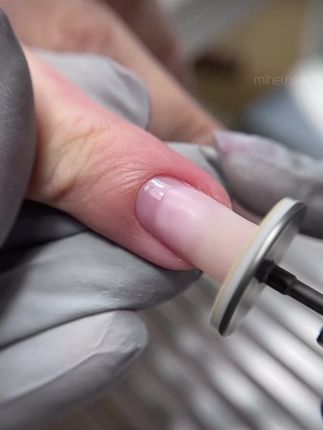 快速修型不振手 开F转用飞盘左侧区域轻贴打磨哦,转速15以上,如果是很长的甲片需要先剪短再打磨 #美甲分享