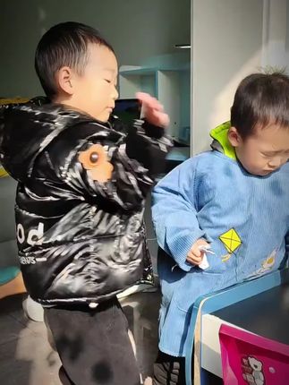 给孩子备一套儿童自我保护绘本吧,它能教会孩子怎么去保护自己,远离危险,不做冷暴力的孩子,懂得向谁求助,相信自己的直觉,培养孩子的安全意识,呵护孩子成长。赶紧入手一套!
